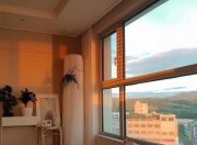 家里窗户整面玻璃没有开窗怎么擦_家里窗户没人擦？玻妞R3擦窗机器人怎么样？